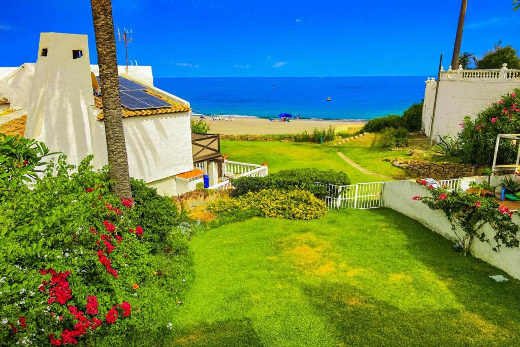 Villa de 5 dormitorios en Estepona, Spain No. 246154