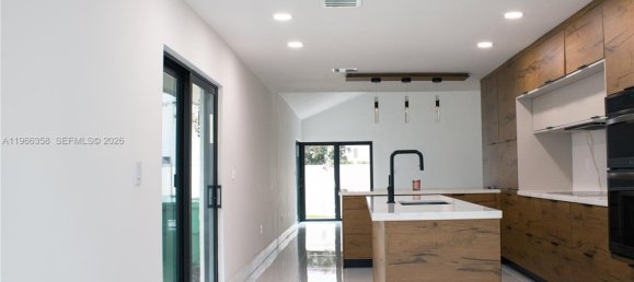 4 dormitorios villa en venta en Miami, Miami-Dade, Florida, USA № 615599 8