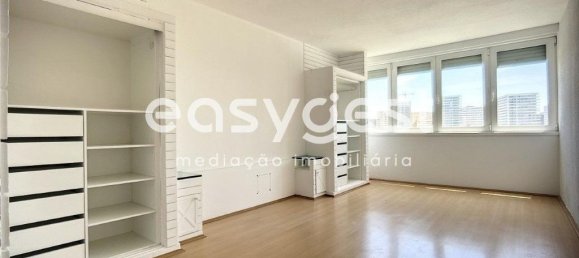 3 bedrooms Apartment in Lisbon, Portugal No. 81756 2