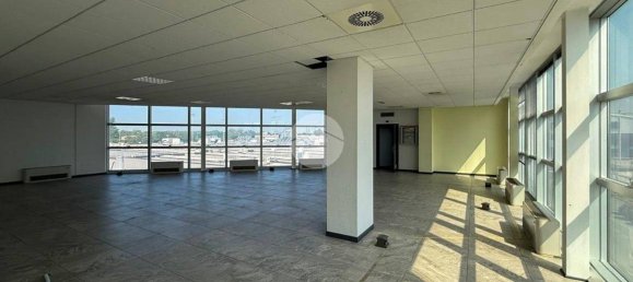 1-salle Bureau à Mantua, Italy No. 337521 4