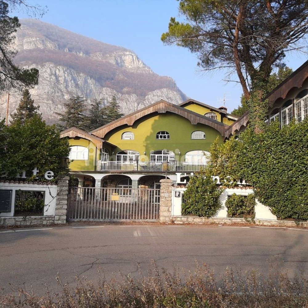 5 rooms Commercial property in Calolziocorte, Italy No. 176922