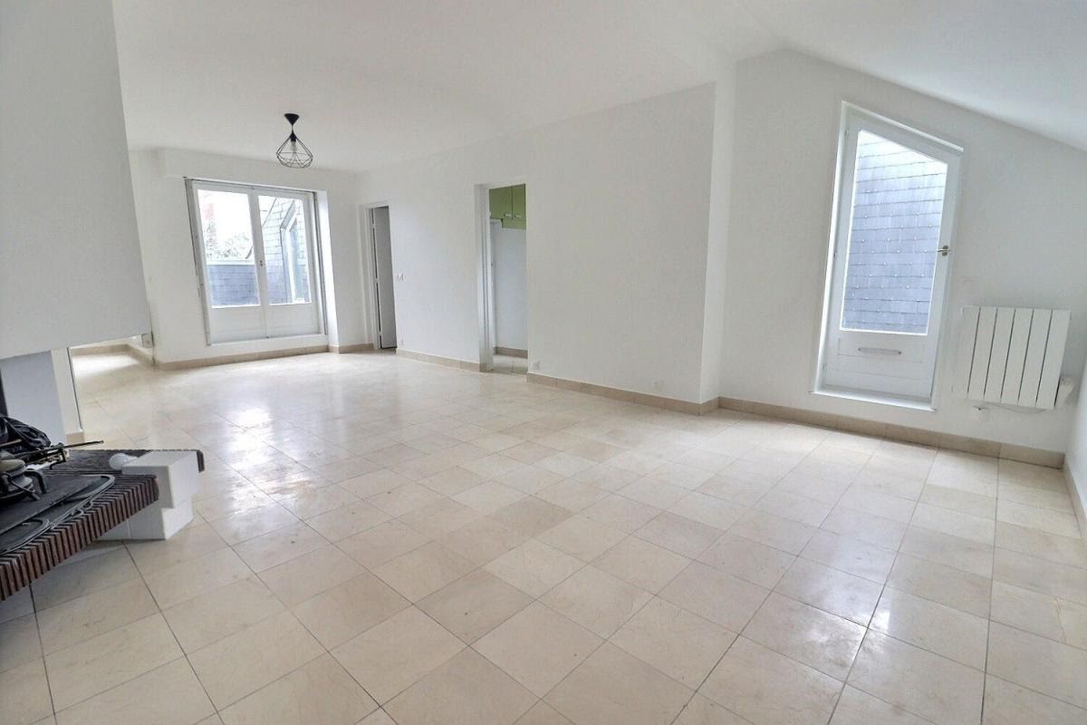 3 bedrooms Apartment in Aulnay-sous-Bois, France No. 170710