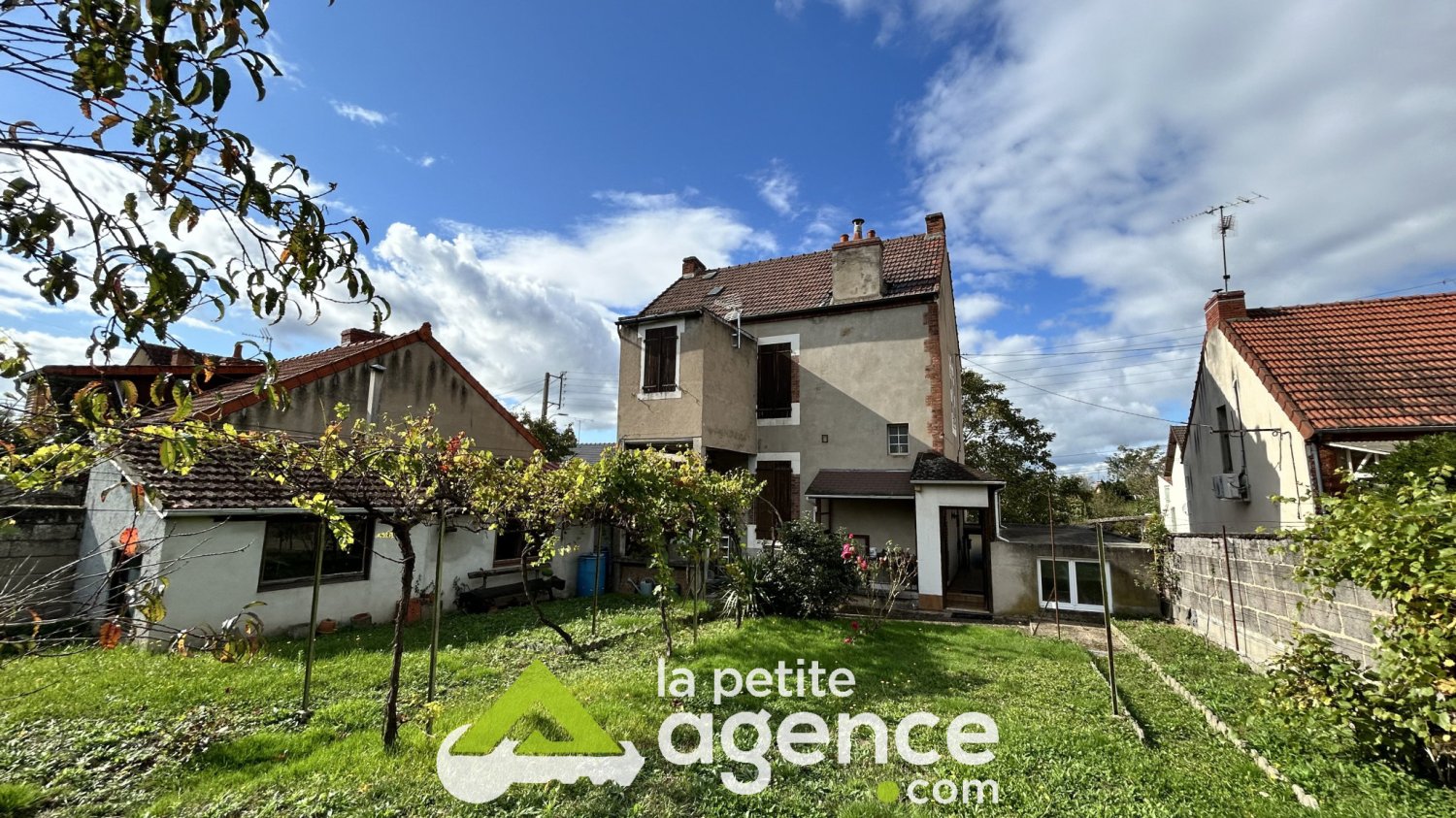 3 bedrooms House in Montlucon, France No. 191454