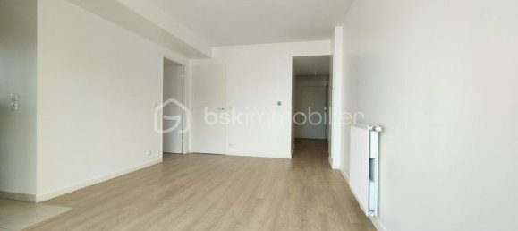 2 bedrooms Apartment in Noisy-le-Sec, France No. 360038 3