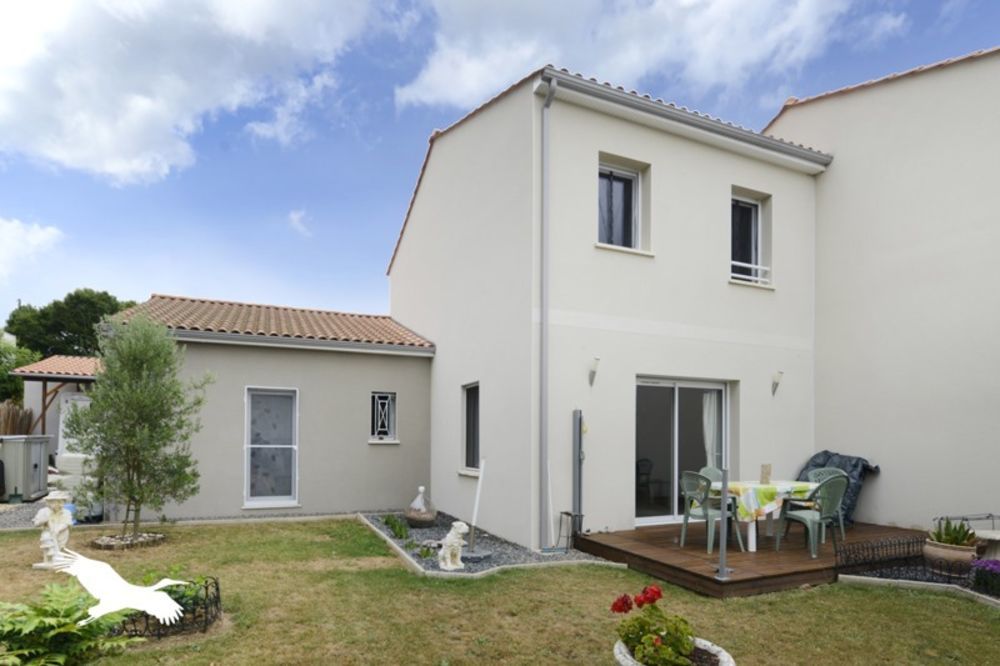 Casa de 3 dormitorios en La Couronne, France No. 278684