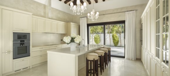 5 bedrooms Villa in Marbella, Spain No. 111168 14