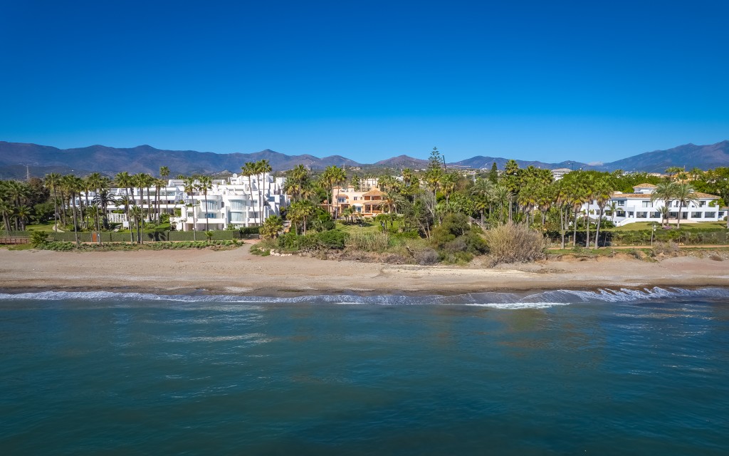 8 bedrooms Villa in Estepona, Spain No. 24220