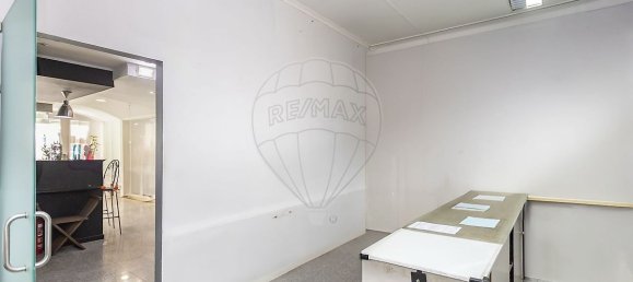204m² Commercial property in Setubal, Portugal No. 75186 16
