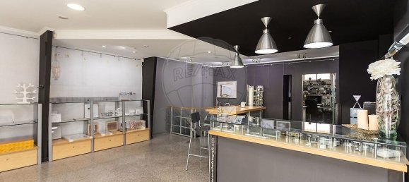 204m² Commercial property in Setubal, Portugal No. 75186 11