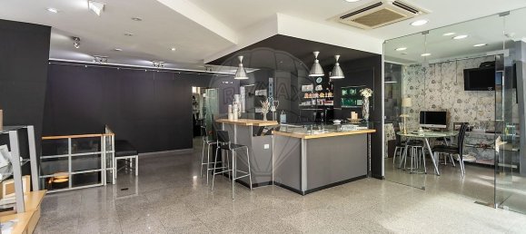 204m² Commercial property in Setubal, Portugal No. 75186 10