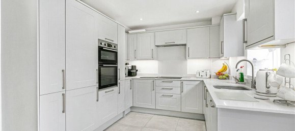 3 bedrooms House in Surrey, United Kingdom No. 8566 8