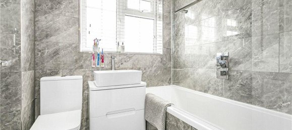 3 bedrooms House in Surrey, United Kingdom No. 8566 18