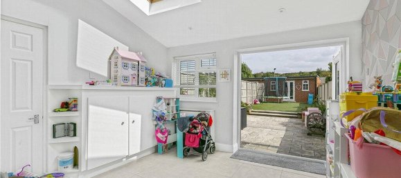 3 bedrooms House in Surrey, United Kingdom No. 8566 12