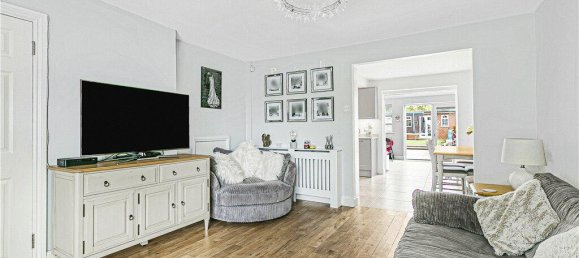 3 bedrooms House in Surrey, United Kingdom No. 8566 7