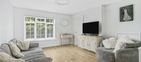 3 bedrooms House in Surrey, United Kingdom No. 8566 4