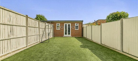 3 bedrooms House in Surrey, United Kingdom No. 8566 2