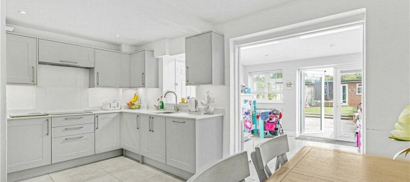 3 bedrooms House in Surrey, United Kingdom No. 8566 10