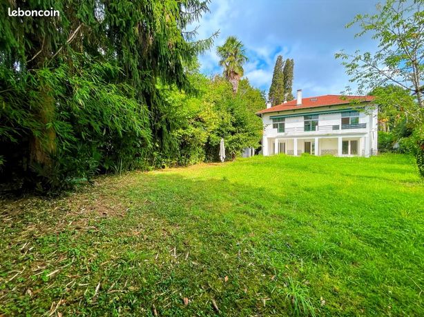 5 bedrooms House in Pau, France No. 311158