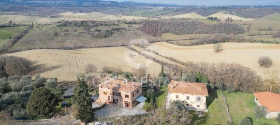 3 bedrooms House in Chiusi, Italy No. 177946 2