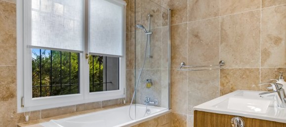 5 bedrooms Villa in Mougins, France No. 1713 6