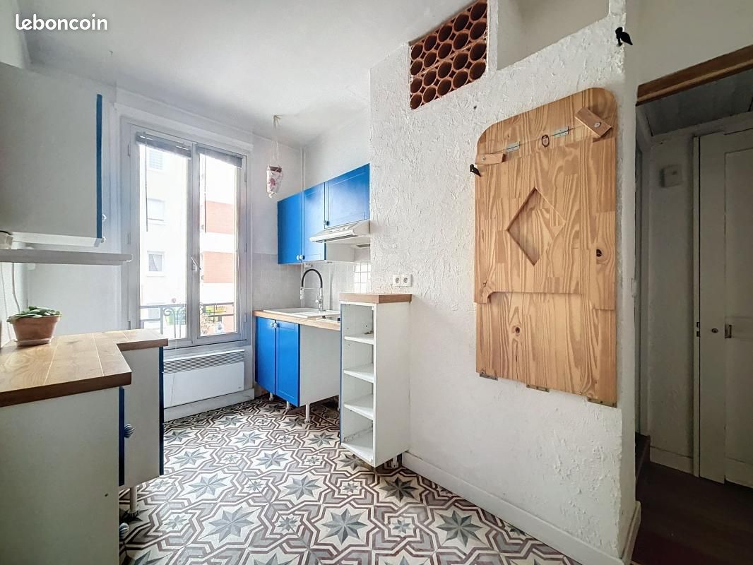 Studio in Suresnes, France No. 136416