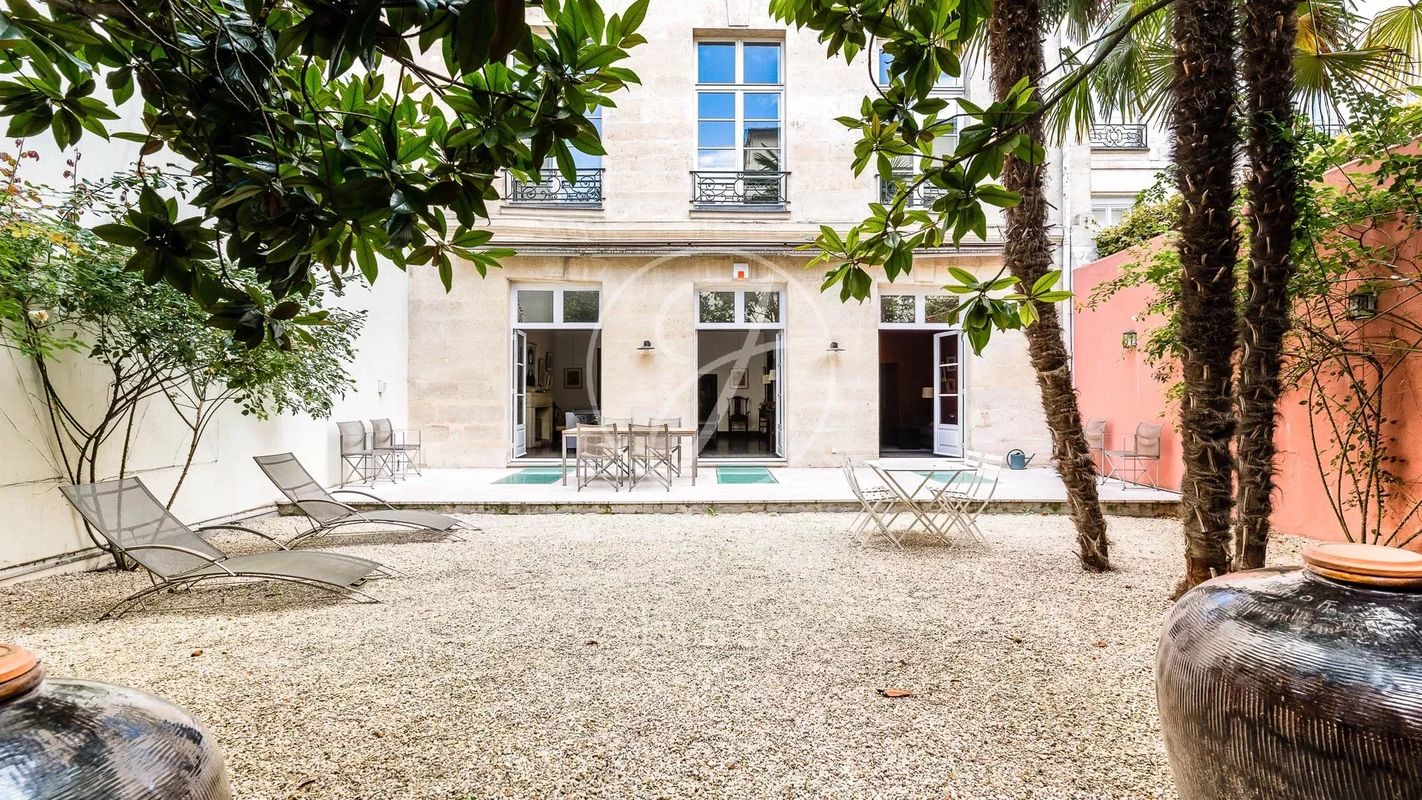 3 bedrooms Apartment in Paris, France No. 185667