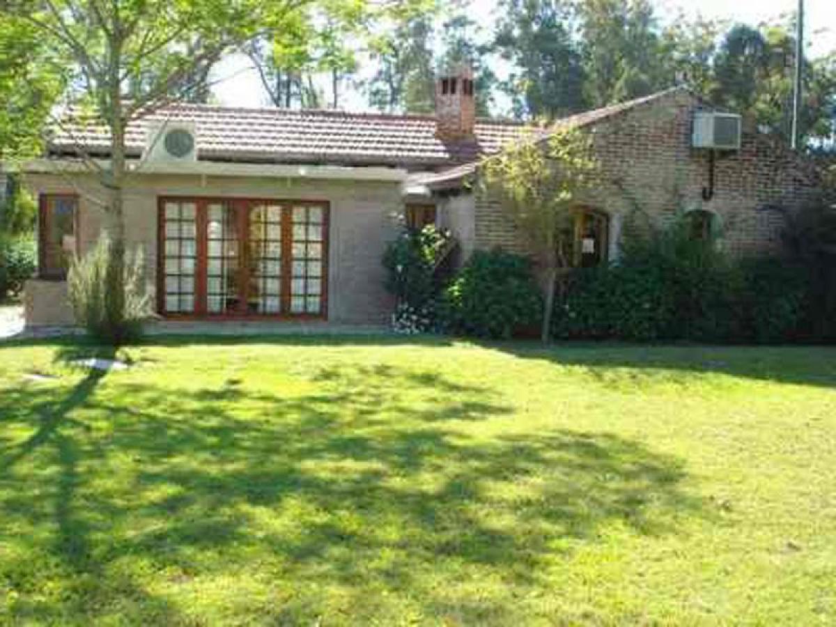 Casa de 4 dormitorios en Maldonado, Uruguay No. 12588