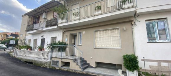 Дом с 5 комнатами в Помпеи, Италия № 158670 2