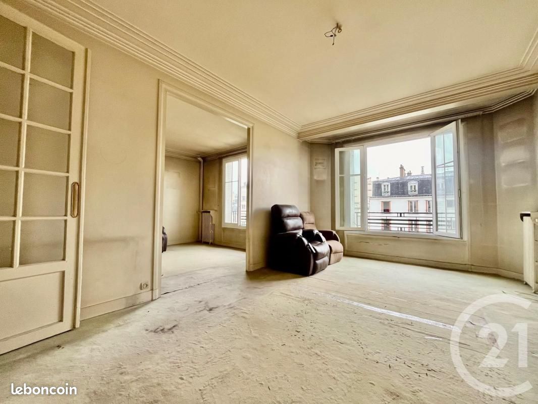 2 bedrooms Apartment in Paris, France No. 111846