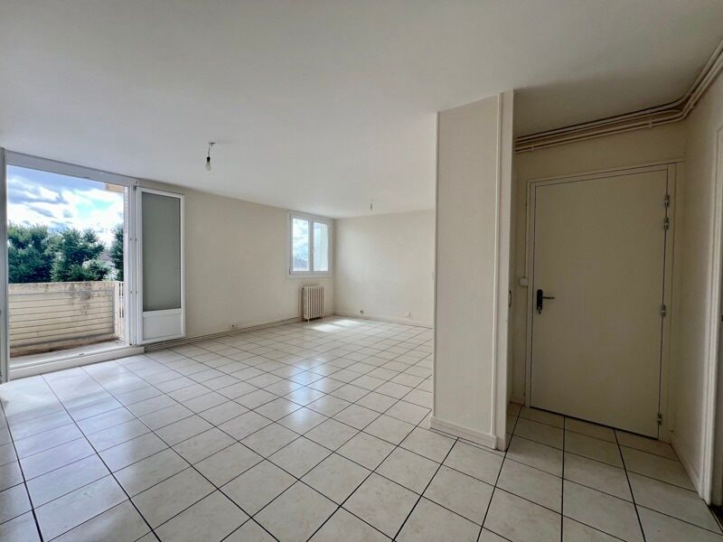 2 bedrooms Apartment in Saint-Amand-Montrond, France No. 287003