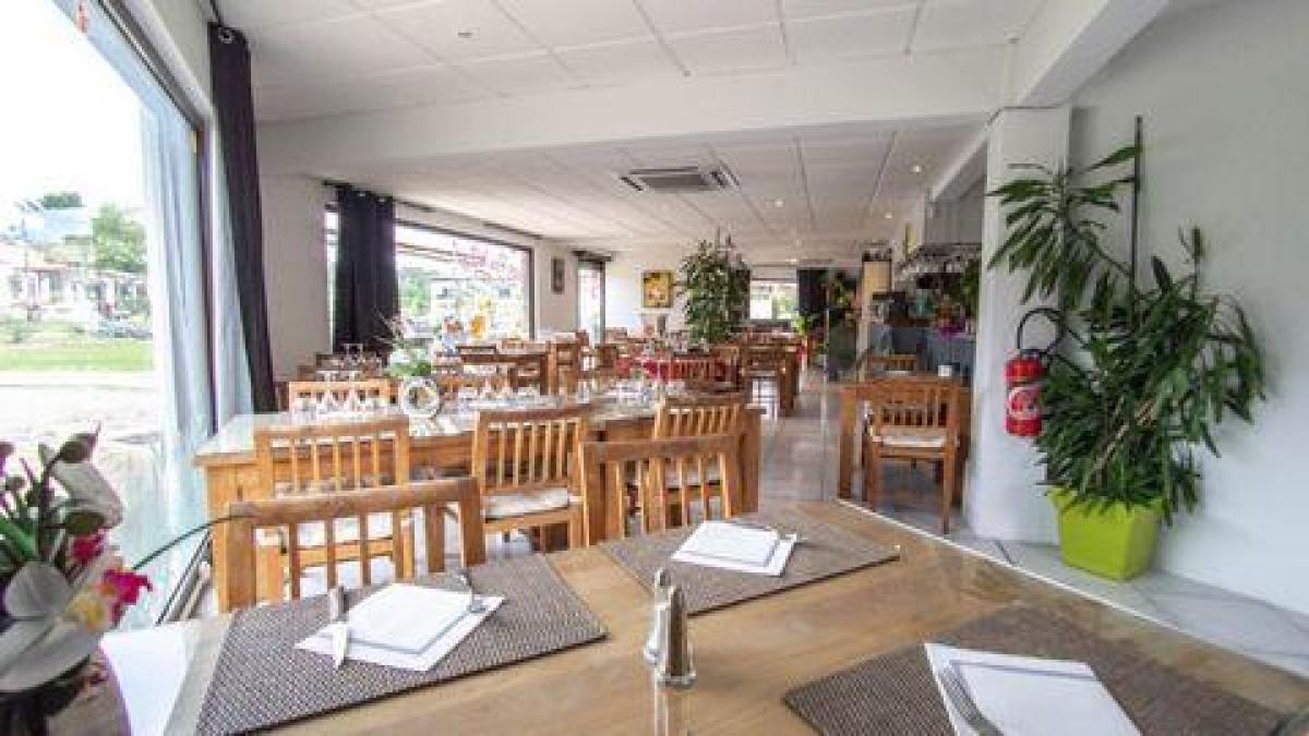 Bureau à Tourrettes, France 180m² No. 17396