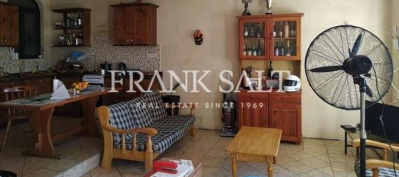 3 bedrooms Apartment in Victoria, Malta No. 988 2