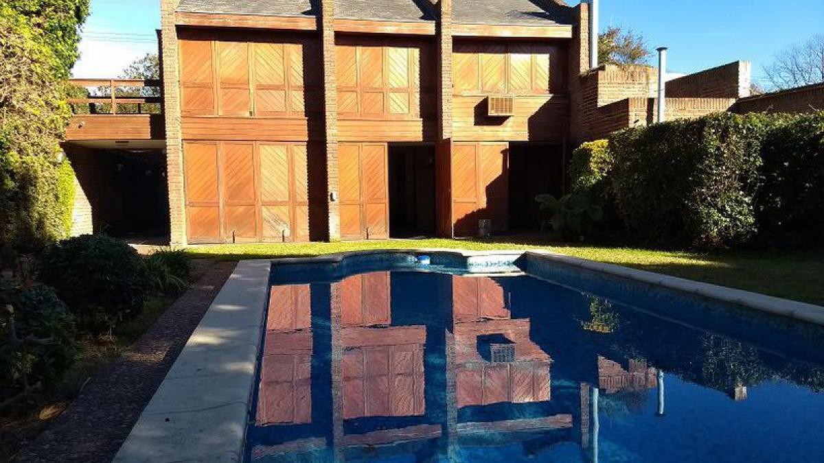 4 bedrooms House in Mar del Plata, Argentina No. 70516