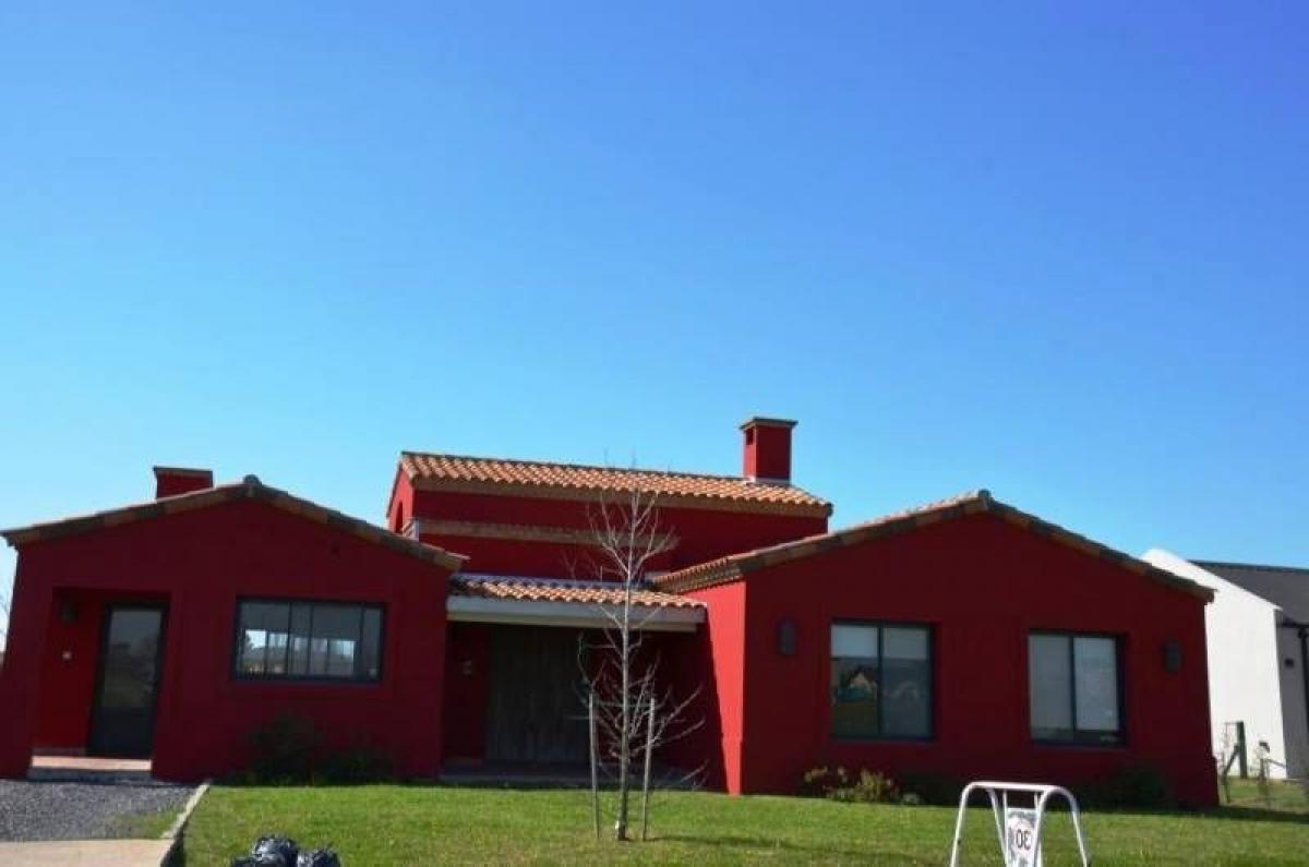 Casa de 3 dormitorios en Pilar, Argentina No. 90099