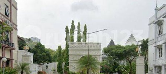 4 bedrooms House in Dukuh Pakis, Indonesia No. 1767 2