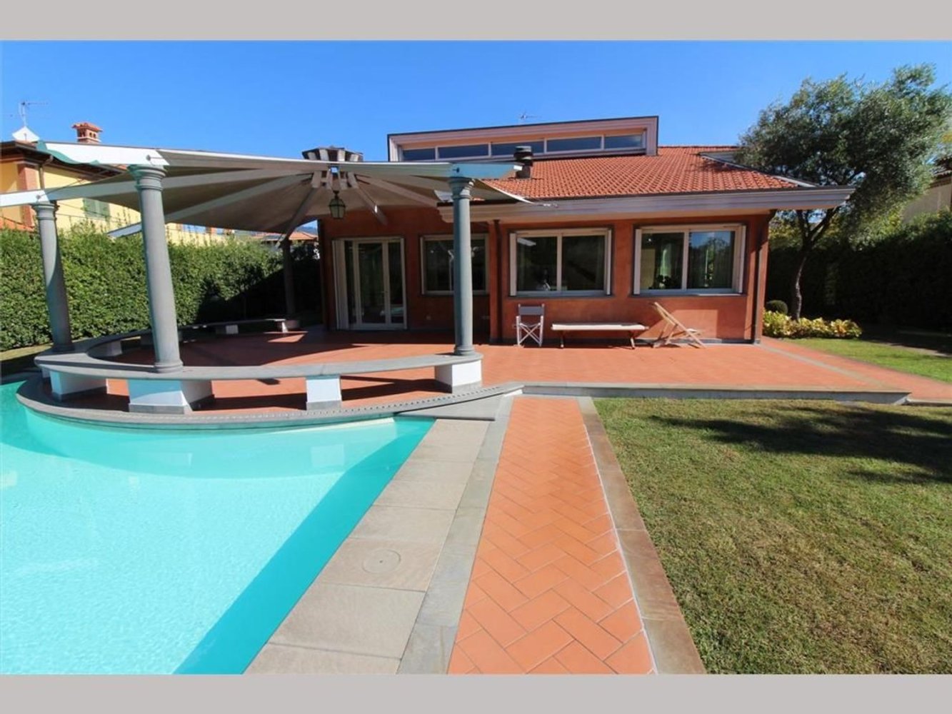 2 rooms Villa in Forte dei Marmi, Italy No. 288232