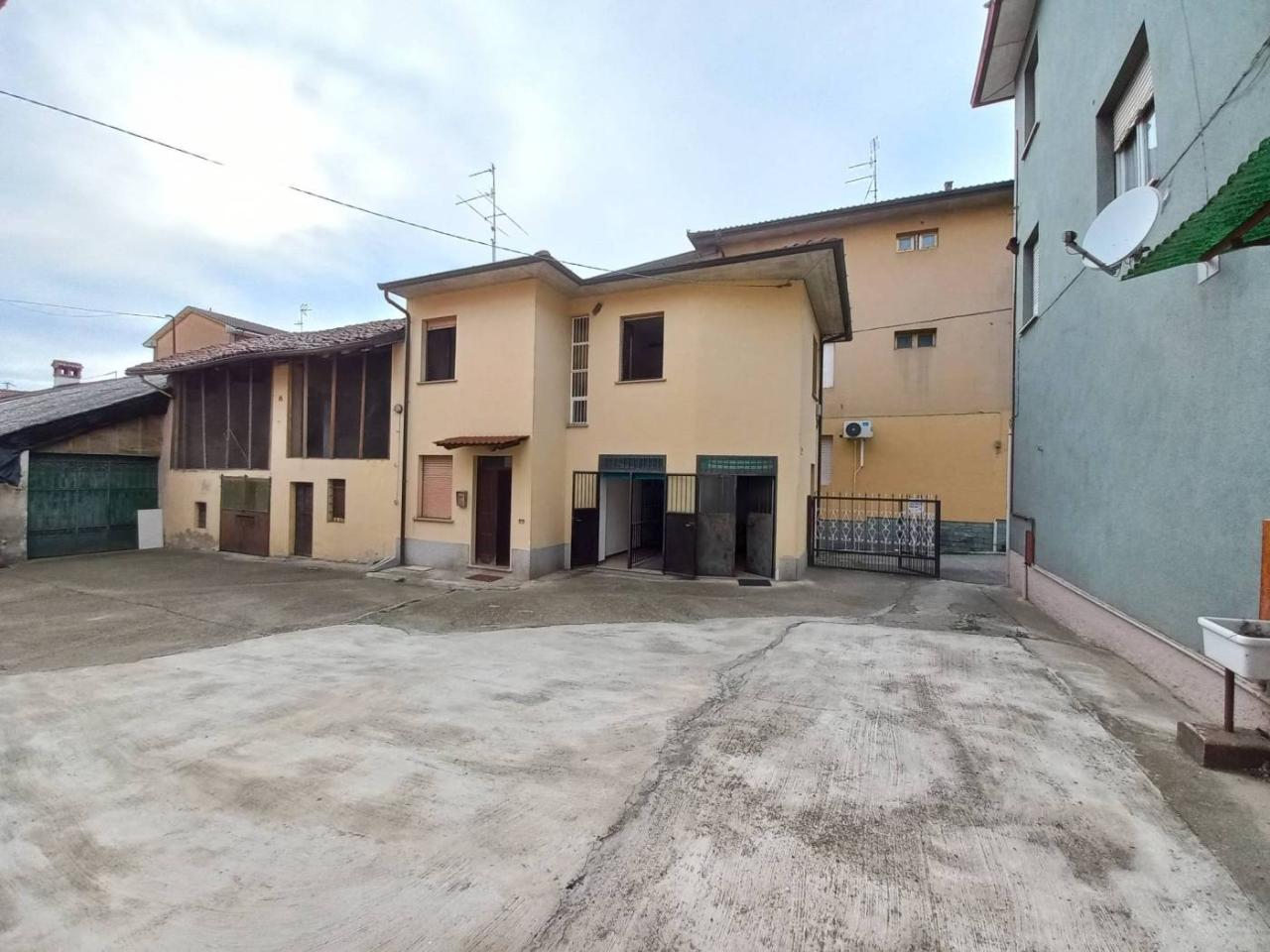 3 rooms House in Miradolo Terme, Italy No. 83329