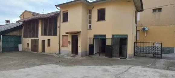 3 rooms House in Miradolo Terme, Italy No. 83329 2