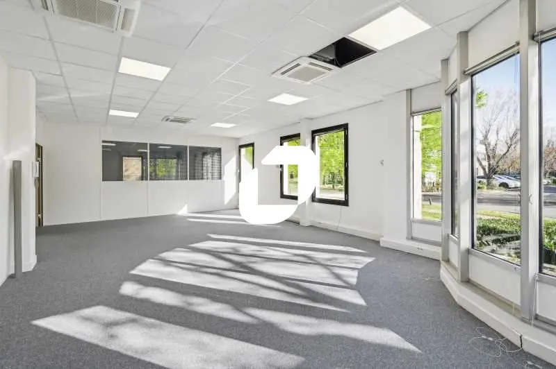 Büro in Gennevilliers, France 1861m², Nr. 302381