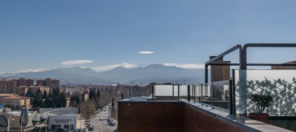 Ático de 3 dormitorios en Granada, Spain No. 23692 2