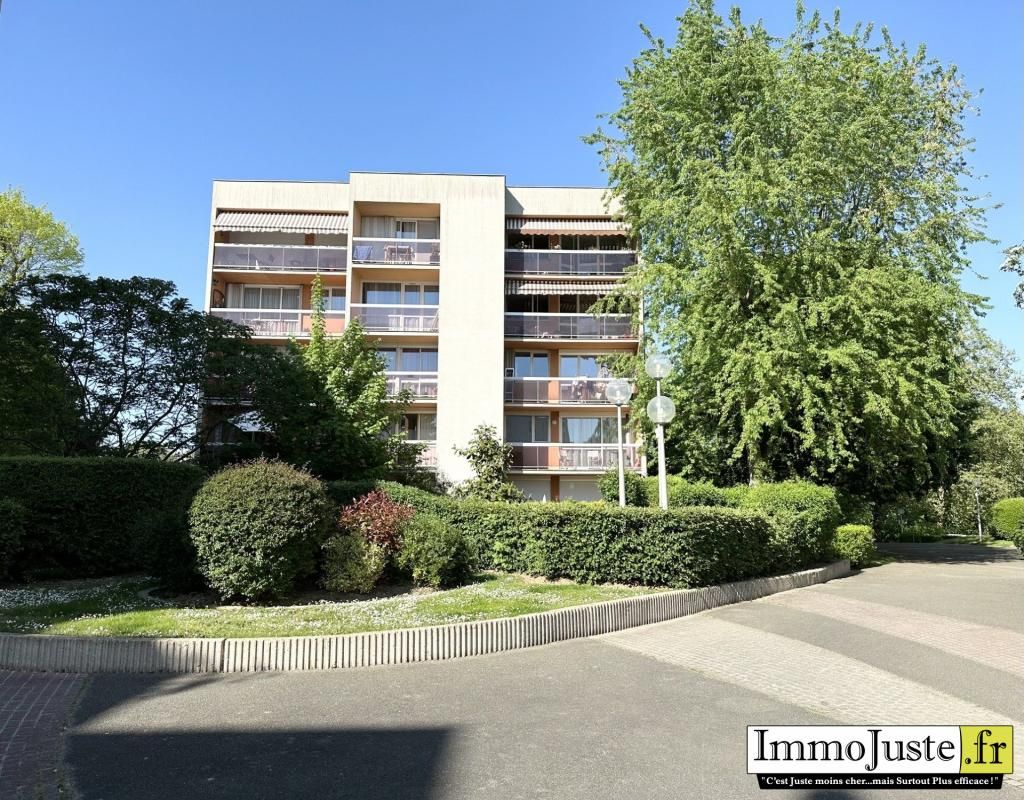 3 bedrooms Apartment in Elancourt, France No. 351641