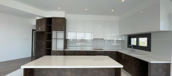 3 bedrooms Apartment in Limassol, Cyprus No. 25487 2