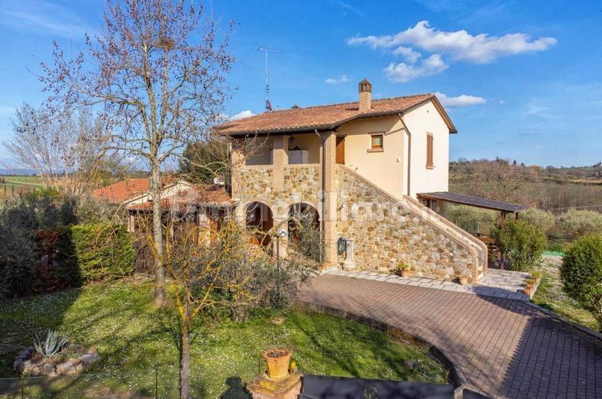 5 bedrooms House in Foiano della Chiana, Italy No. 228445