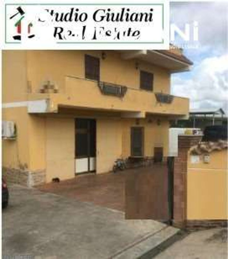 Apartamento de 5 divisões em Ardea, Italy N.º 9613