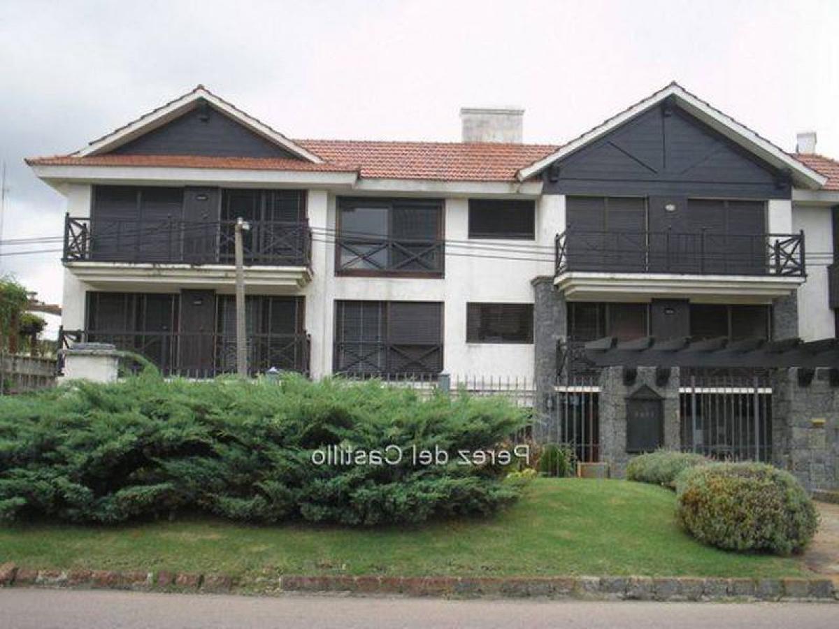 3 bedrooms Apartment in Montevideo, Uruguay No. 10857