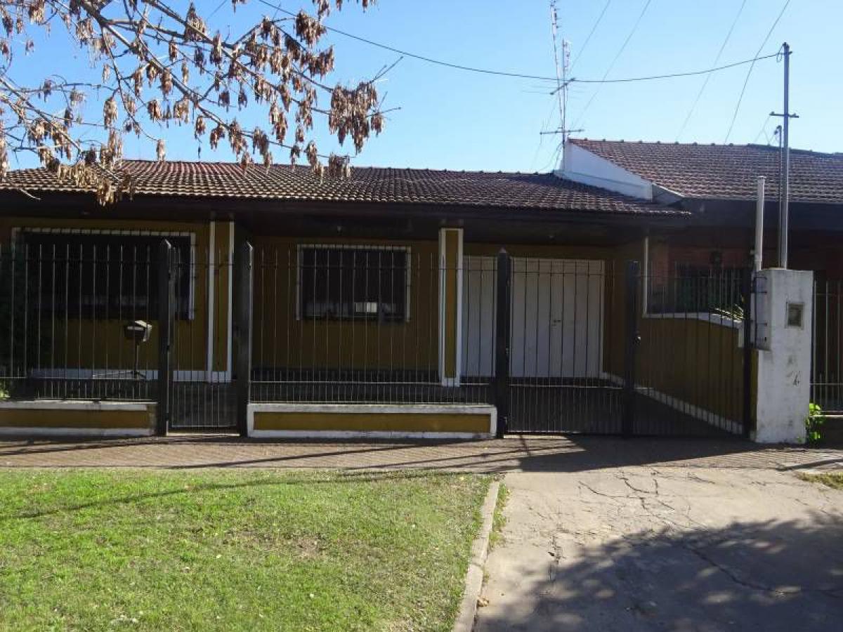 3 bedrooms House in Almirante Brown, Argentina No. 101619