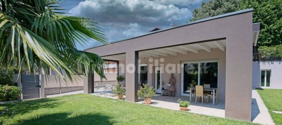 Villa de 3 dormitorios en Padenghe sul Garda, Italy No. 360387 2