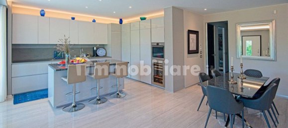 Villa de 3 dormitorios en Padenghe sul Garda, Italy No. 360387 4