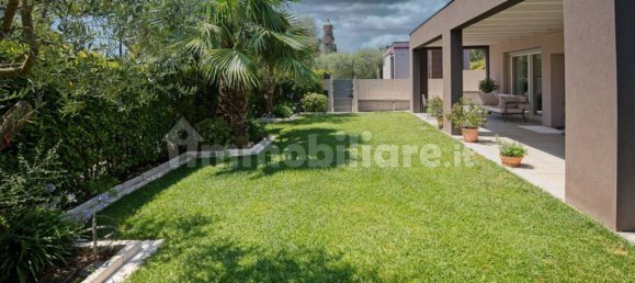 Villa de 3 dormitorios en Padenghe sul Garda, Italy No. 360387 3