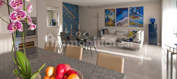 Villa de 3 dormitorios en Padenghe sul Garda, Italy No. 360387 5